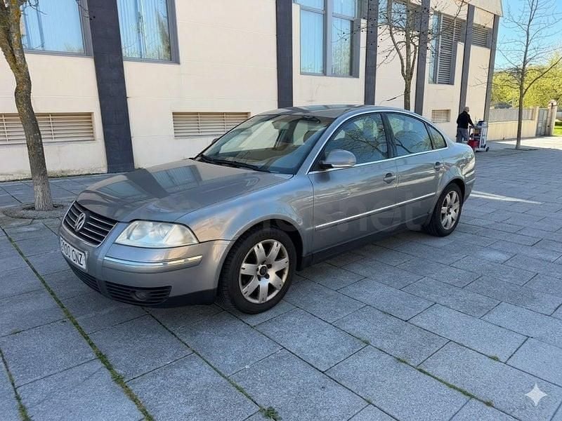 Usado VW Passat Highline 130 CV (95 kW) 2004 Gris / plata Berlina