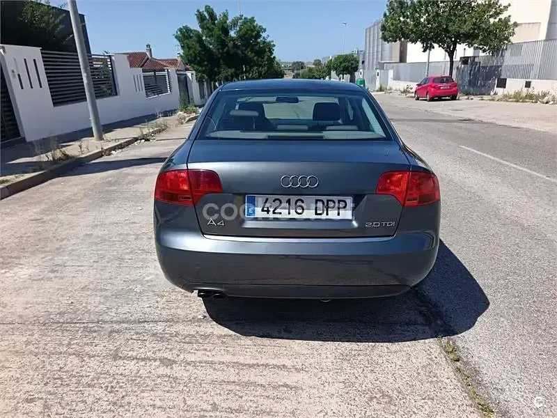 Usado Audi A4 140 CV (102 kW) 2005 Gris / plata Berlina