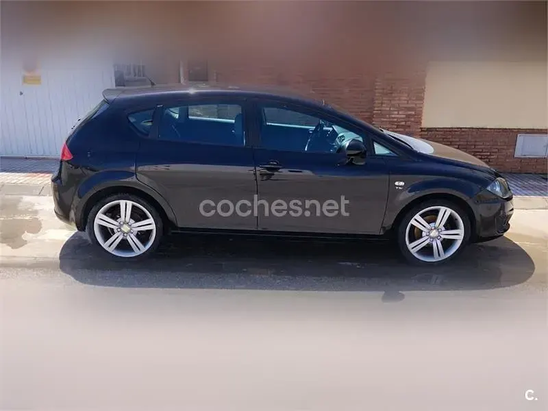 Usado Seat Leon Reference 125 CV (91 kW) 2010 Negro Utilitario