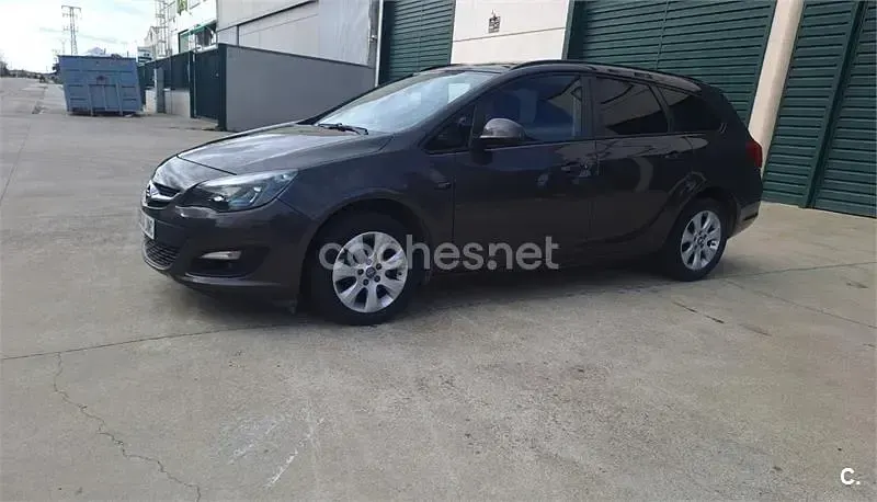 Usado Opel Astra Business 110 CV (80 kW) 2016 Marrón Familiar