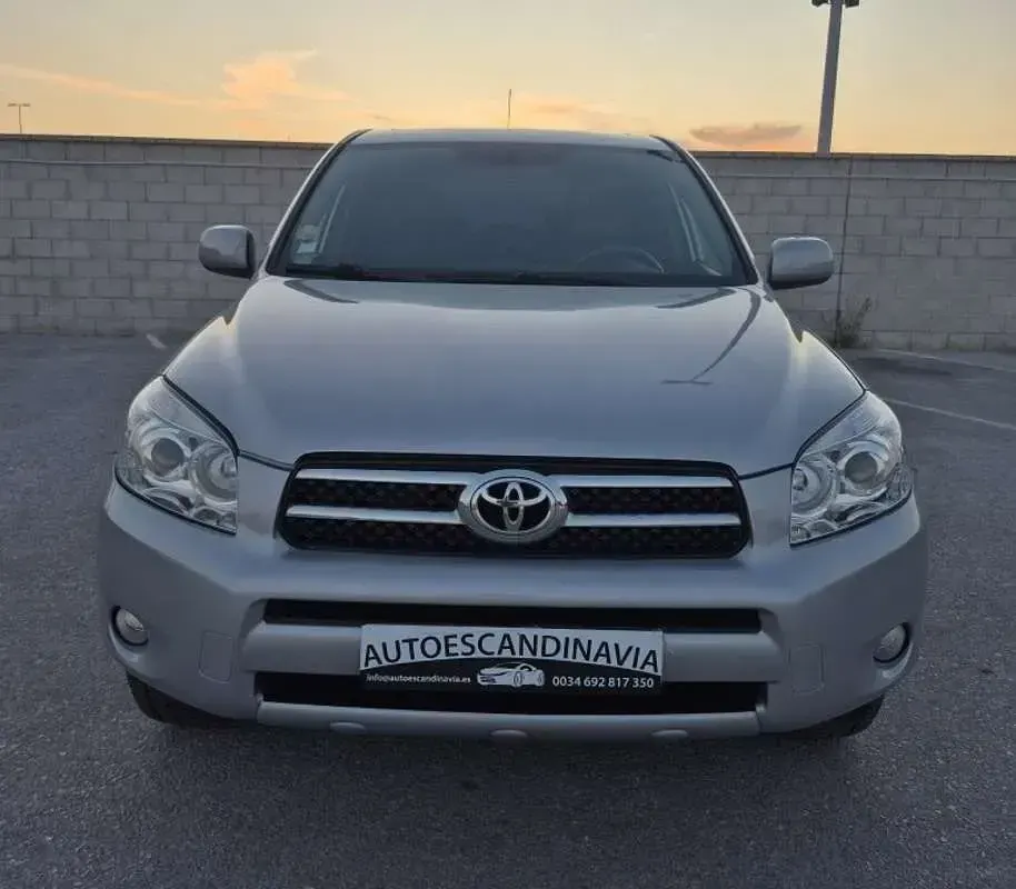 Usado Toyota RAV4 136 CV (100 kW) 2008 Gris SUV