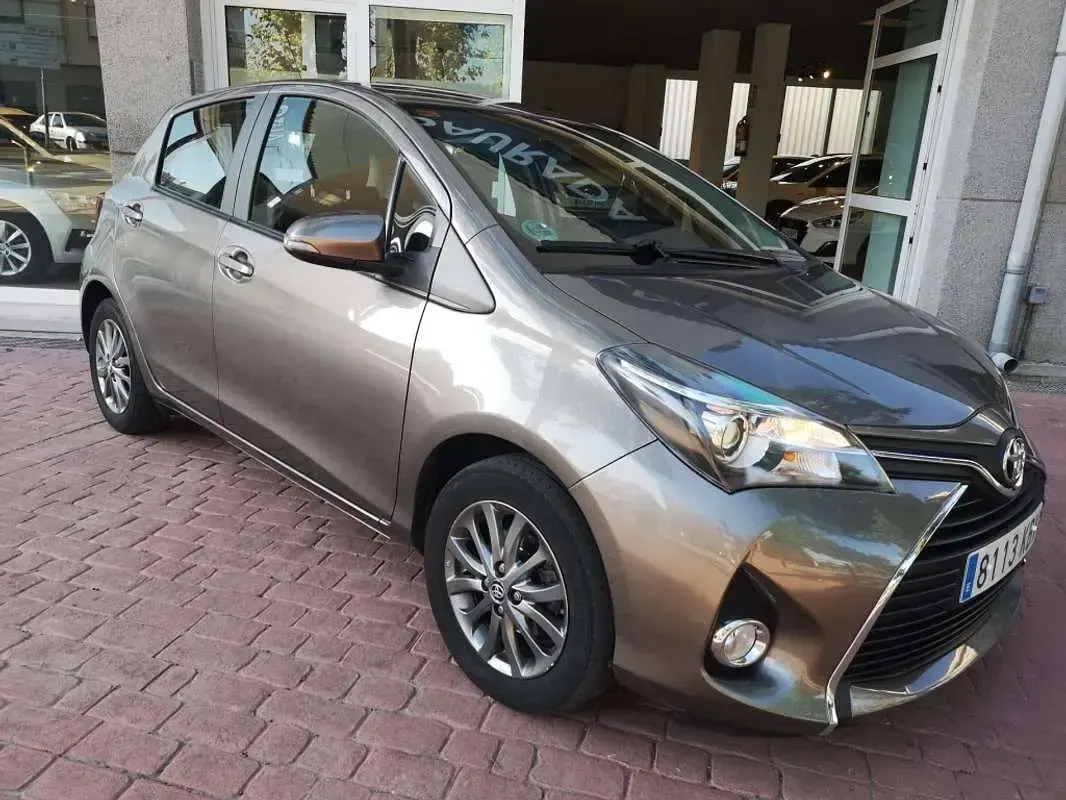 Usado Toyota Yaris Advance 99 CV (72 kW) 2017 Gris Utilitario