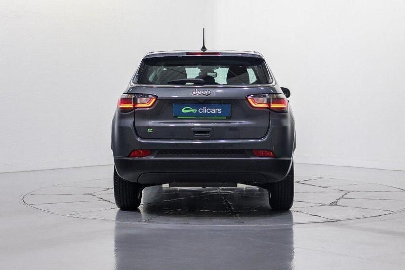 Usado Jeep Compass Longitude 130 CV (95 kW) 2024 Gris / plata SUV