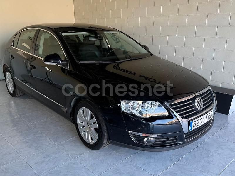 Negro Usado 2007 VW Passat Highline Berlina | 5500 € (Precio justo) - Imagen 1/4