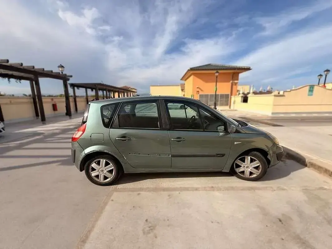 Usado Renault Scénic II Dynamique 106 CV (77 kW) 2006 Verde Monovolumen