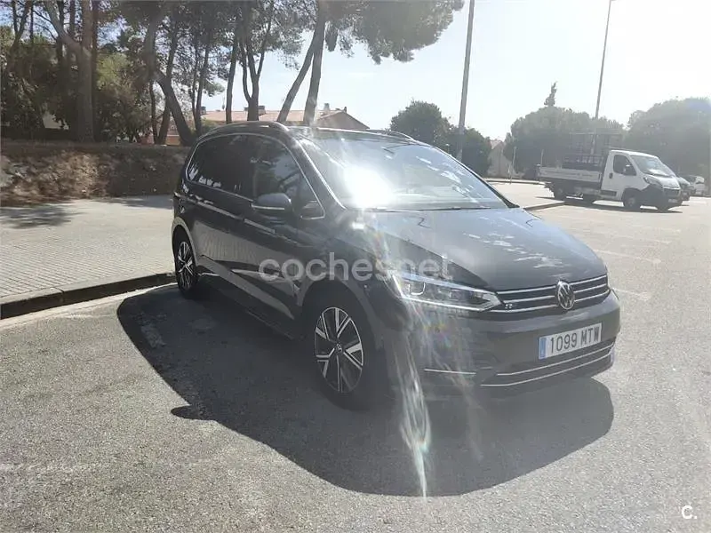Usado VW Touran R-line 150 CV (110 kW) 2024 Gris / plata Monovolumen
