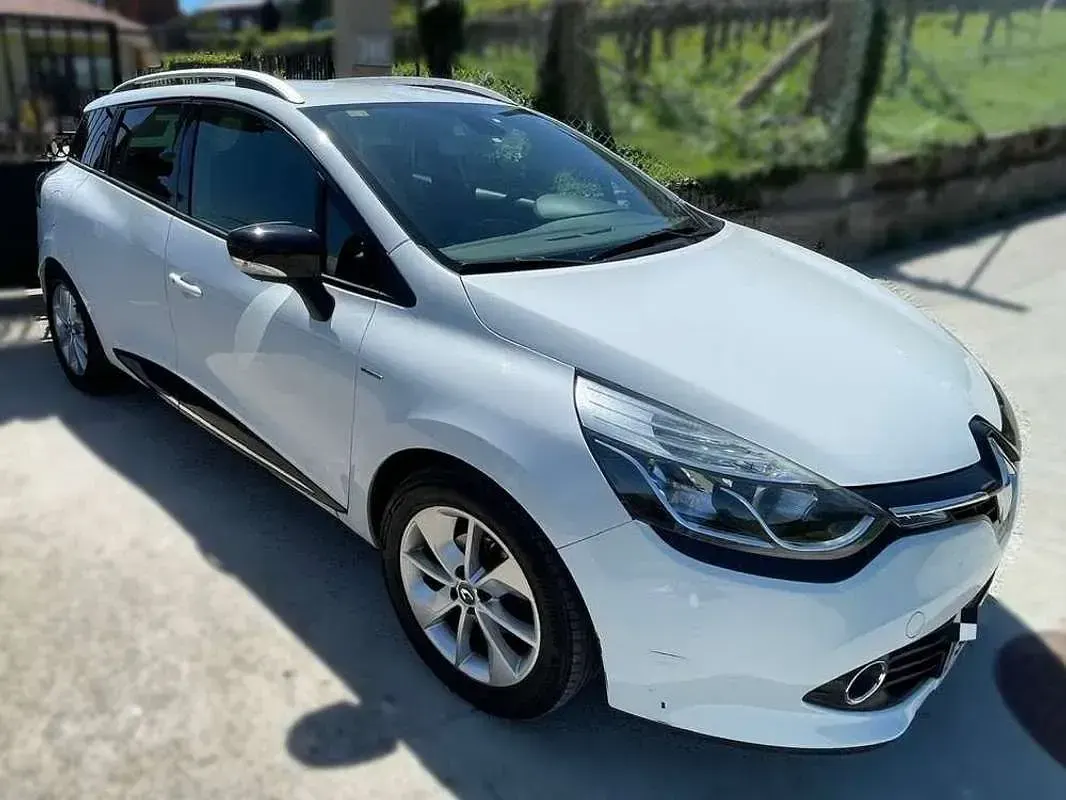 Usado Renault Clio LIMITED 90 CV (66 kW) 2015 Blanco Familiar