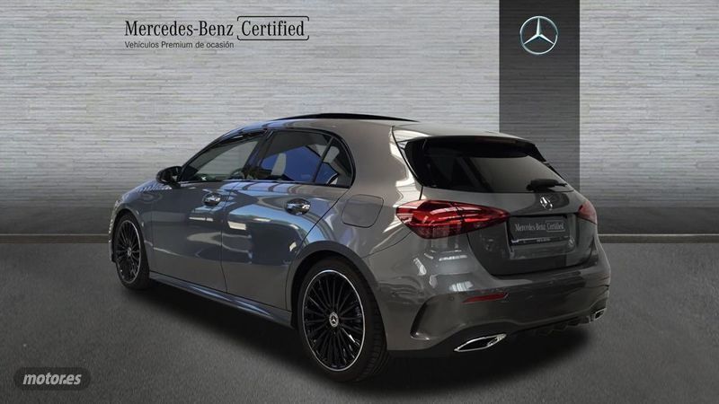 Usado Mercedes A180 AMG line 116 CV (85 kW) 2023 Gris Berlina