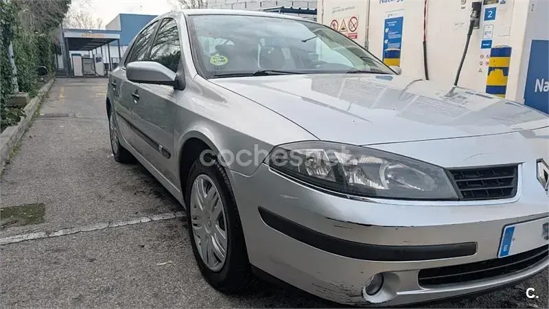 Usado Renault Laguna III Authentique 110 CV (80 kW) 2007 Gris / plata Berlina