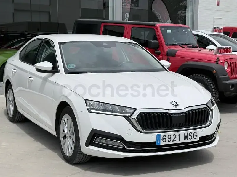 Usado Skoda Octavia Selection 116 CV (85 kW) 2024 Blanco Berlina