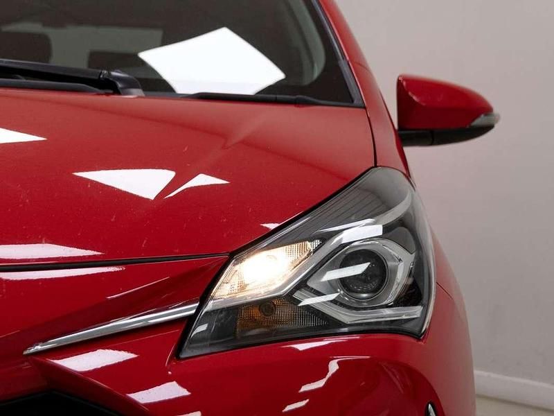 Używany Toyota Yaris 111 KM (81 kW) 2019 Czerwony Sedan/Limuzyna