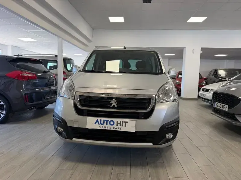 Usado Peugeot Partner Tepee Style 120 CV (88 kW) 2016 Gris / plata Monovolumen