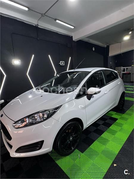 Usado Ford Fiesta Trend 75 CV (55 kW) 2016 Blanco Utilitario