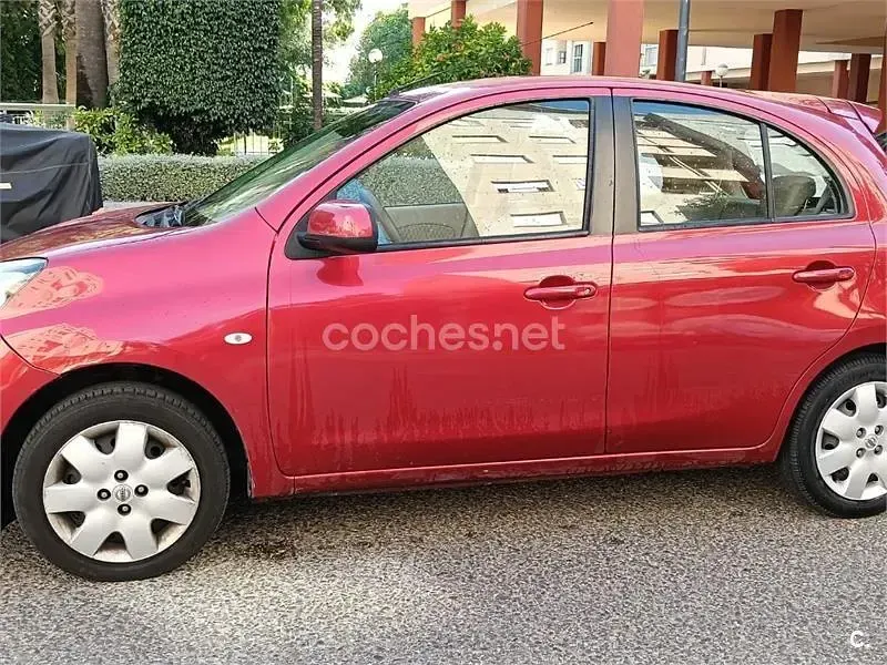 Usado Nissan Micra Acenta 80 CV (58 kW) 2014 Rojo Utilitario