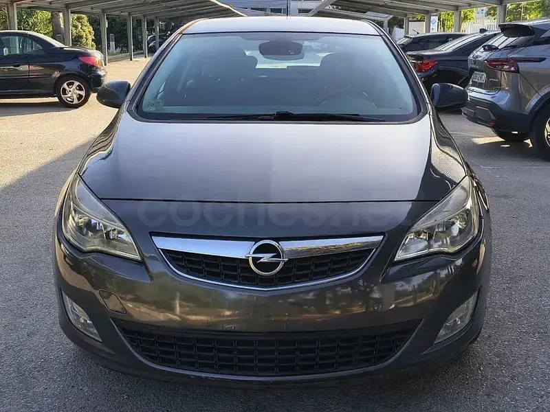 Usado Opel Astra Excellence 110 CV (80 kW) 2011 Gris / plata Berlina