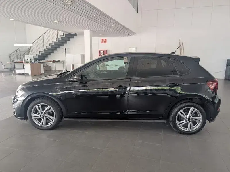 Usado VW Polo R-line 95 CV (69 kW) 2022 Negro Utilitario