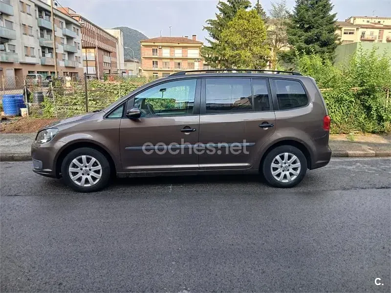 Usado VW Touran Advance 105 CV (77 kW) 2012 Granate Monovolumen