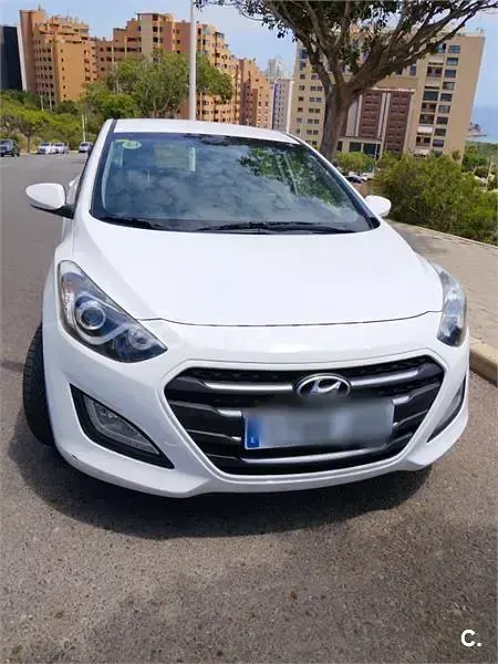 Usado Hyundai i30 90 CV (66 kW) 2015 Blanco Berlina
