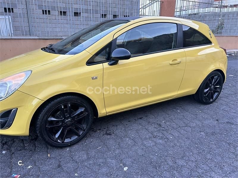 Usado Opel Corsa Color Edition 100 CV (73 kW) 2012 Amarillo Berlina