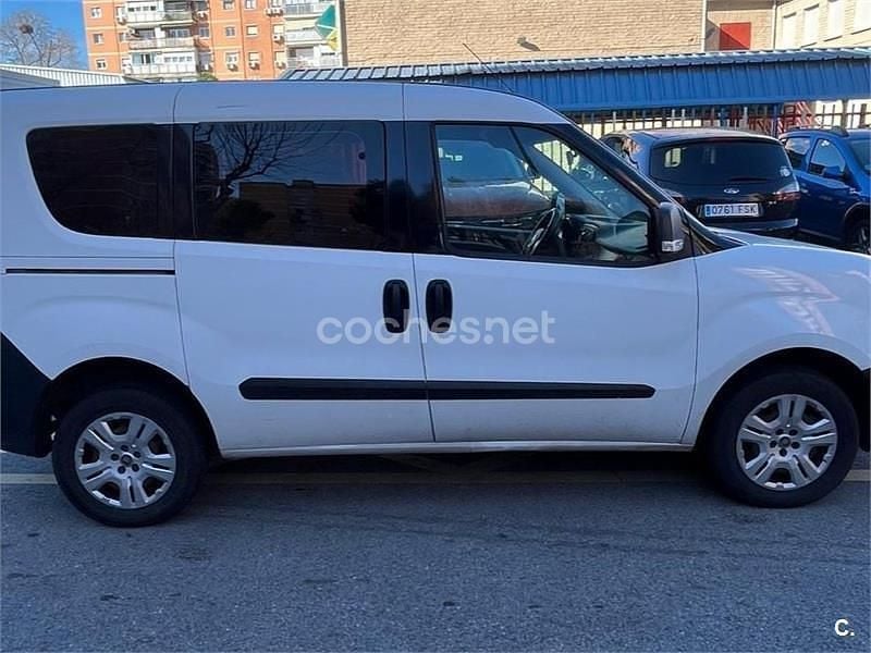 Usado Fiat Doblò Easy 90 CV (66 kW) 2016 Blanco Monovolumen