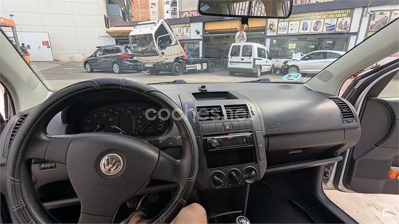 Usado VW Polo Advance 80 CV (58 kW) 2006 Gris / plata Utilitario