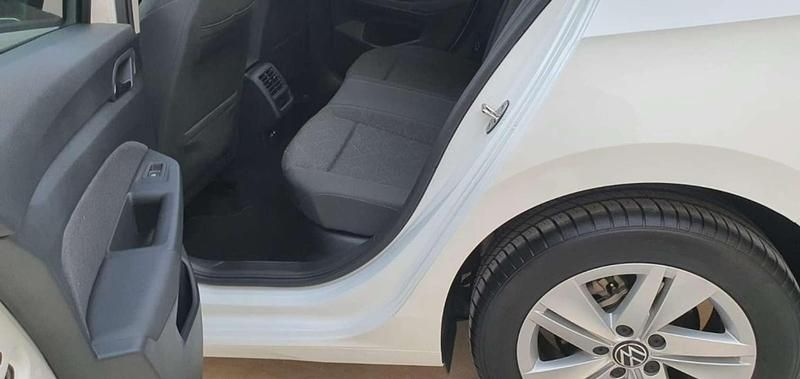 Usado VW Golf VIII 116 CV (85 kW) 2024 Blanco Berlina