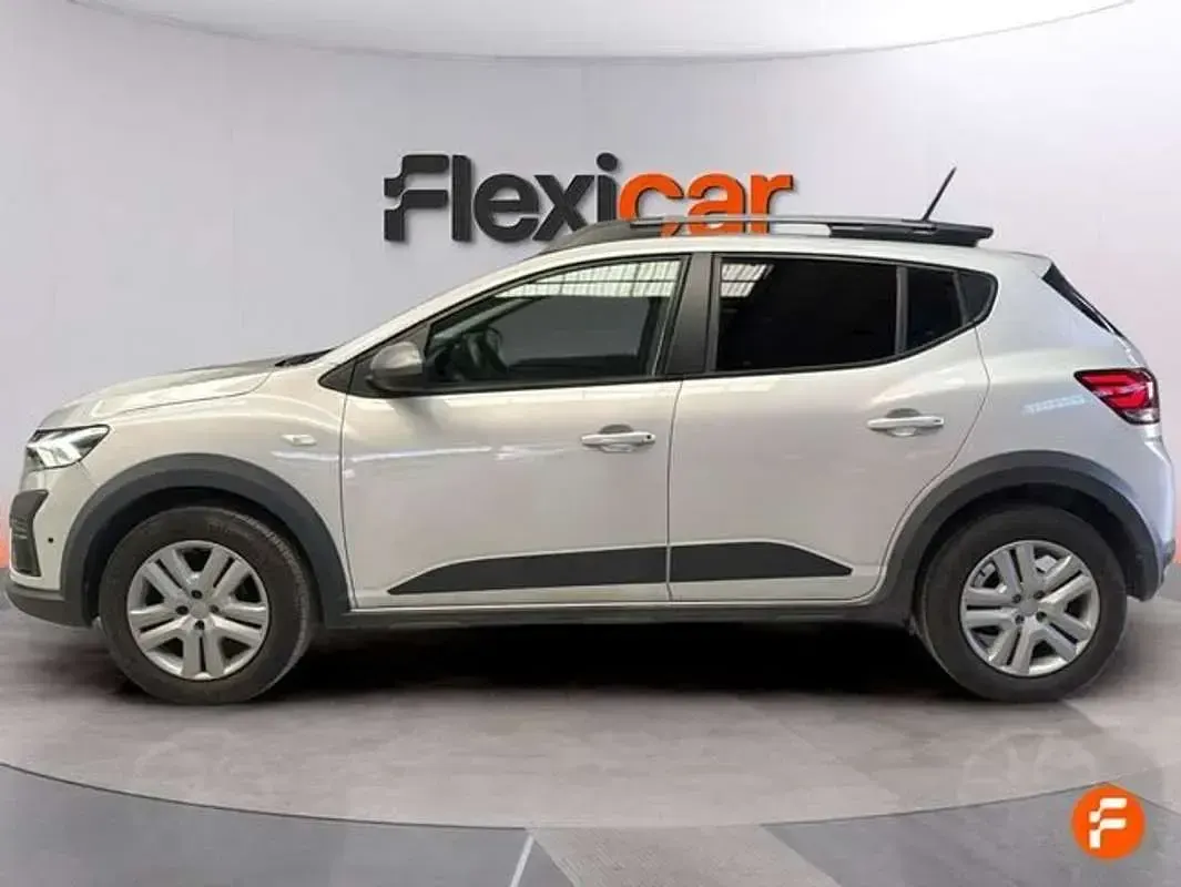 Usado Dacia Sandero Essentiel 91 CV (66 kW) 2023 Gris Utilitario