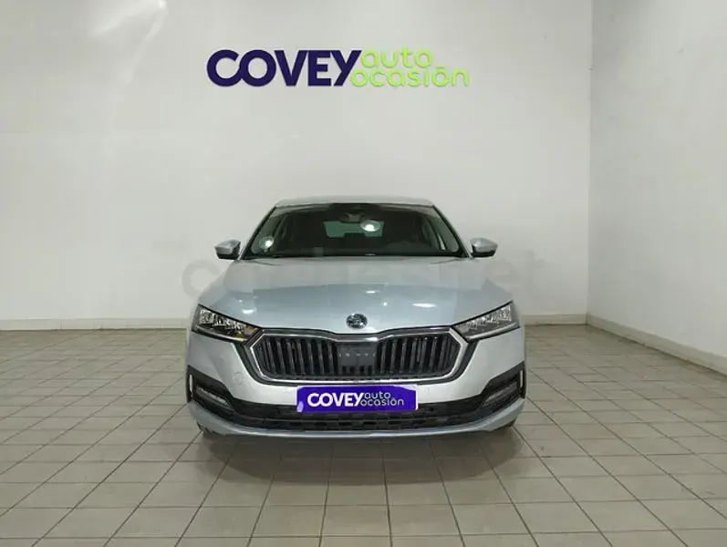 Usado Skoda Octavia Ambition 116 CV (85 kW) 2022 Gris / plata Berlina