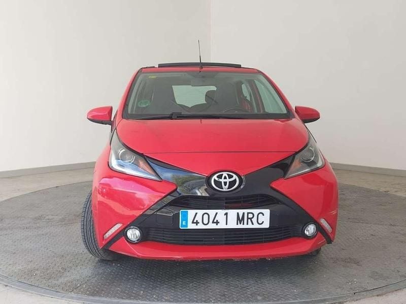 Usado Toyota Aygo X-play 69 CV (50 kW) 2015 Rojo Utilitario