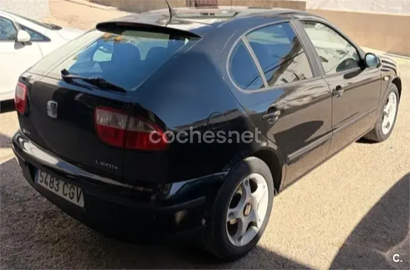 Usado Seat Leon Stella 105 CV (77 kW) 2003 Negro Utilitario