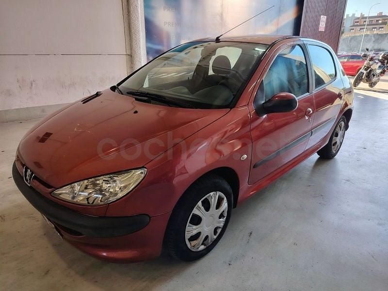 Usado Peugeot 206 75 CV (55 kW) 2005 Rojo Berlina