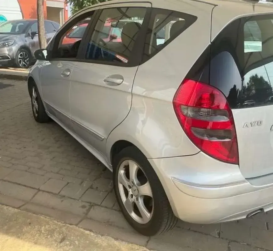 Usado Mercedes A170 116 CV (85 kW) 2005 Plateado Utilitario
