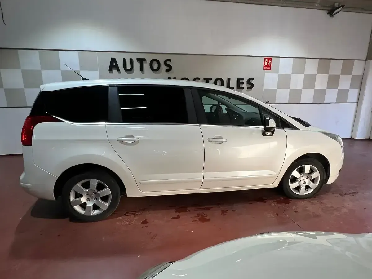 Usado Peugeot 5008 Premium 112 CV (82 kW) 2010 Blanco Monovolumen
