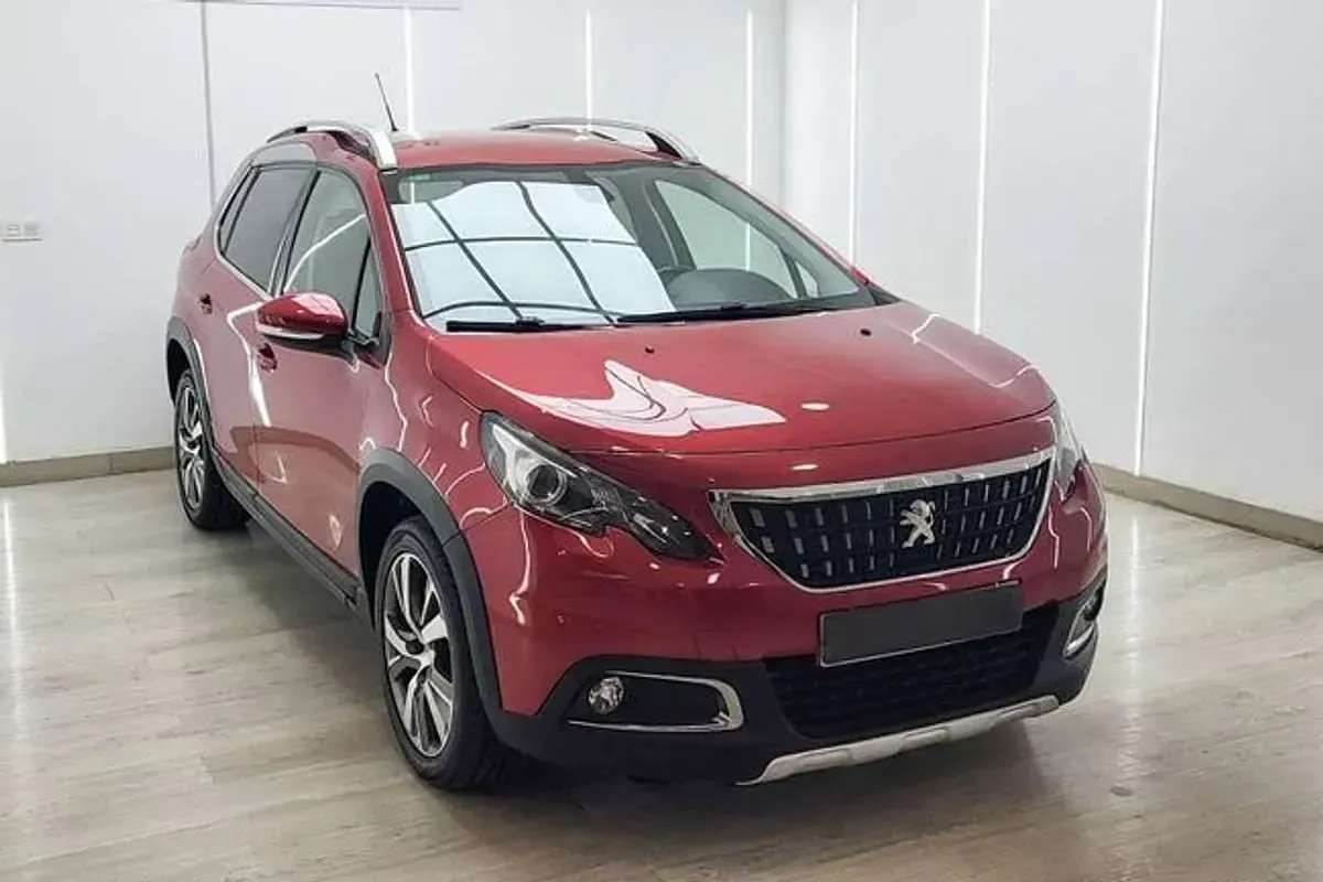 Usado Peugeot 2008 Allure 120 CV (88 kW) 2019 Rojo SUV