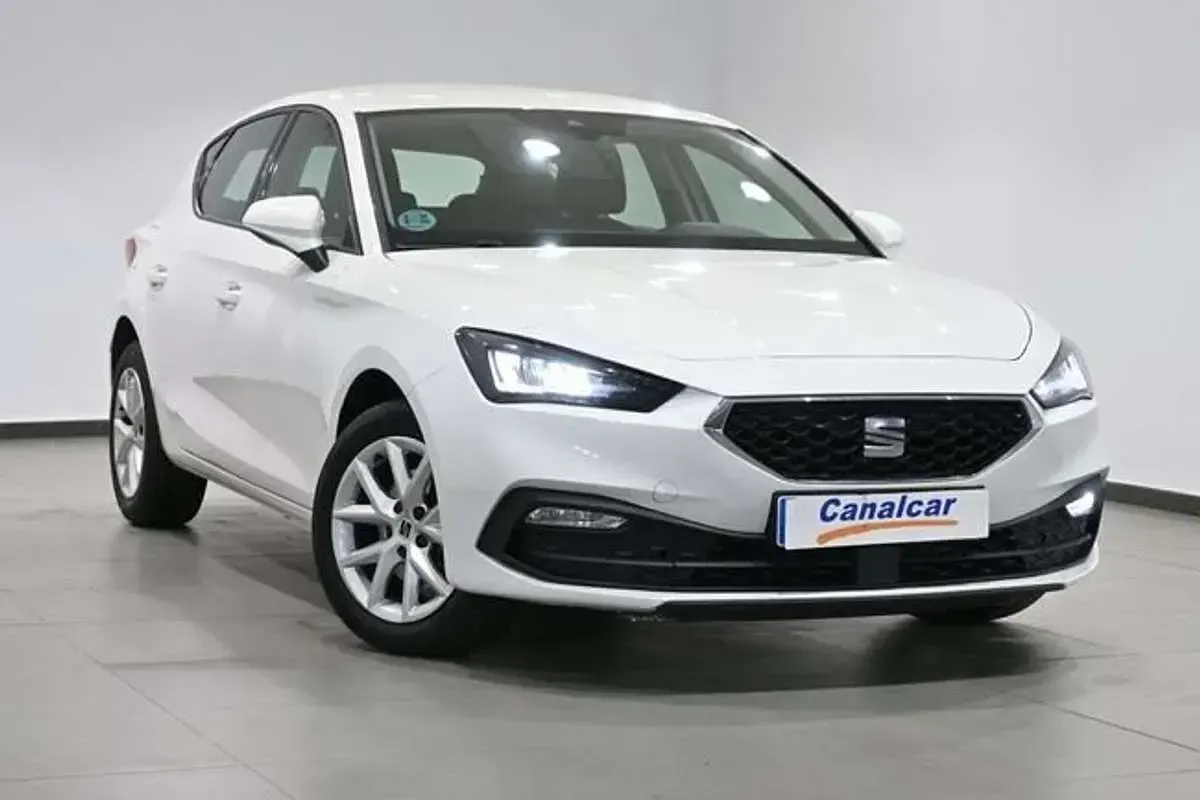 Usado Seat Leon Style 110 CV (80 kW) 2022 Blanco Monovolumen