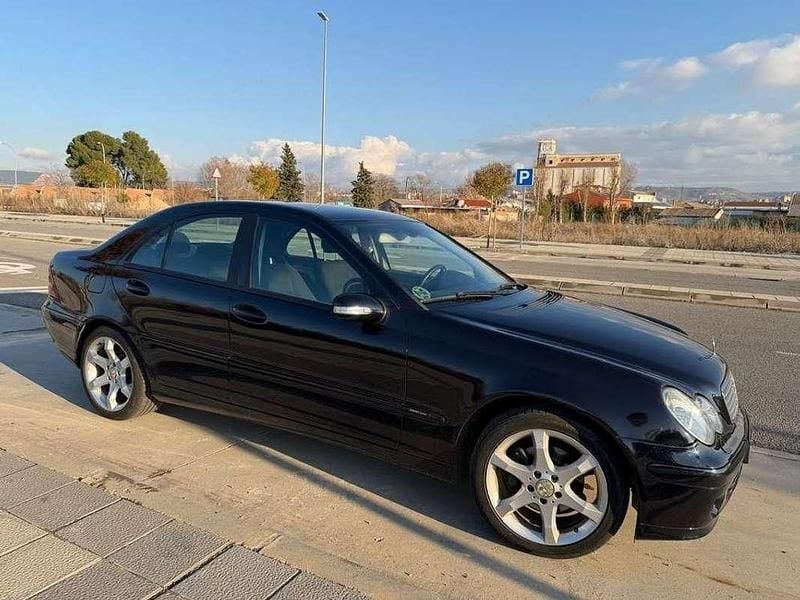 Usado Mercedes C220 150 HP (110 kW) 2007 Preto Sedan