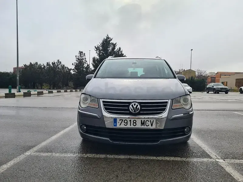 Usado VW Touran 140 CV (102 kW) 2008 Gris / plata Monovolumen