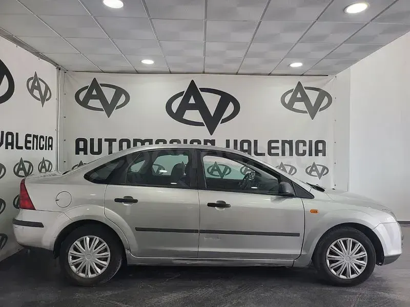 Usado Ford Focus Trend 90 CV (66 kW) 2006 Gris / plata Berlina