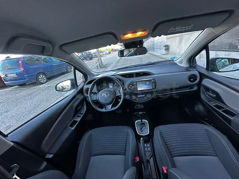 Usado Toyota Yaris Hybrid Active 100 CV (73 kW) 2019 Blanco Berlina