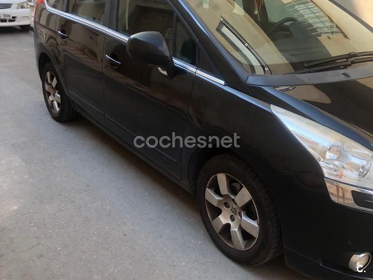 Usado Peugeot 5008 112 CV (82 kW) 2012 Negro Monovolumen