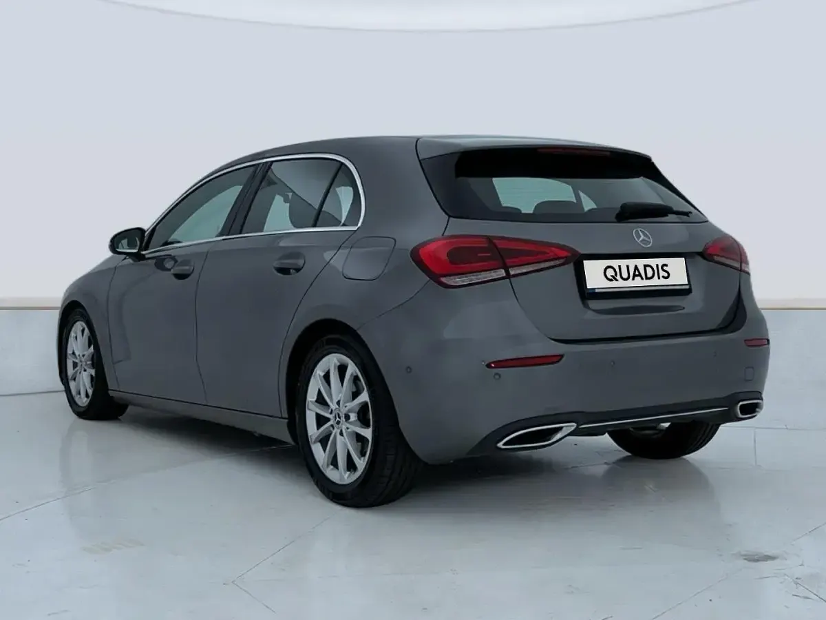 Usado Mercedes A180 116 CV (85 kW) 2018 Gris Berlina