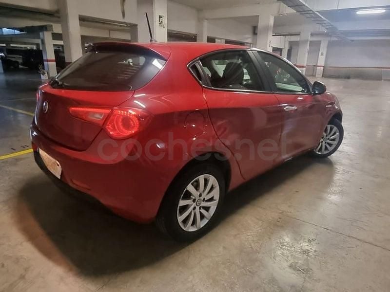 Usado Alfa Romeo Giulietta 120 CV (88 kW) 2017 Rojo Utilitario