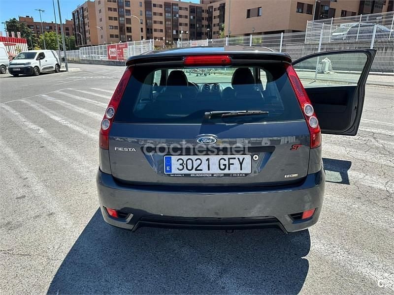 Usado Ford Fiesta Futura 90 CV (66 kW) 2008 Gris / plata Utilitario