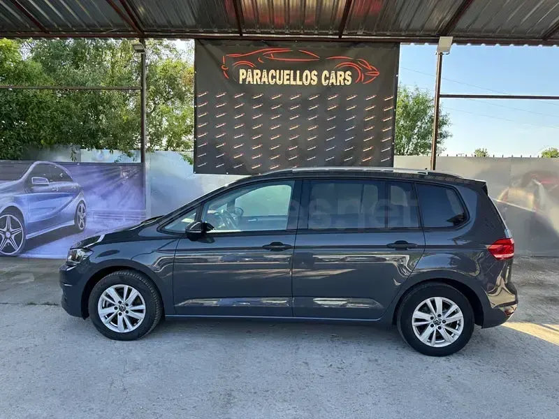 Usado VW Touran Advance 150 CV (110 kW) 2022 Gris / plata Monovolumen