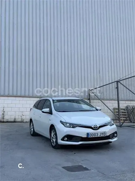 Usado Toyota Auris Hybrid Active 136 CV (100 kW) 2017 Blanco Familiar