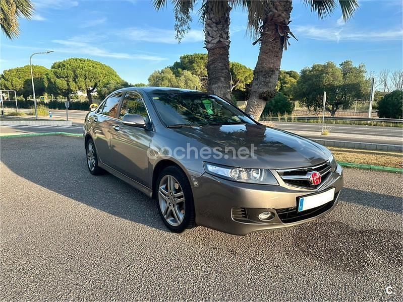 Gris / plata Usado 2007 Honda Accord Comfort Berlina | 9500 € (Un poco caro) - Imagen 1/4