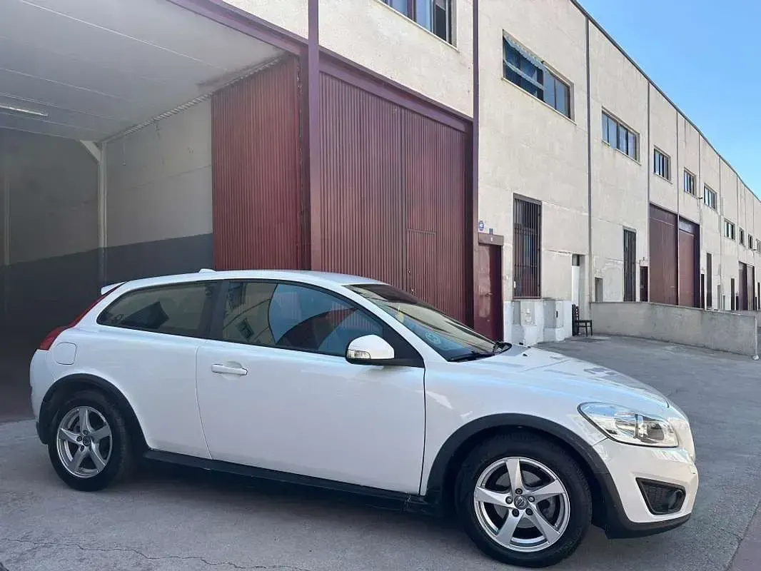 Usado Volvo C30 Momentum 114 CV (83 kW) 2012 Blanco Utilitario