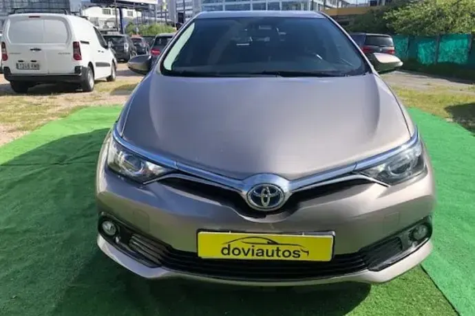Käytetty Toyota Auris Hybrid Design 136 HP (100 kW) 2016