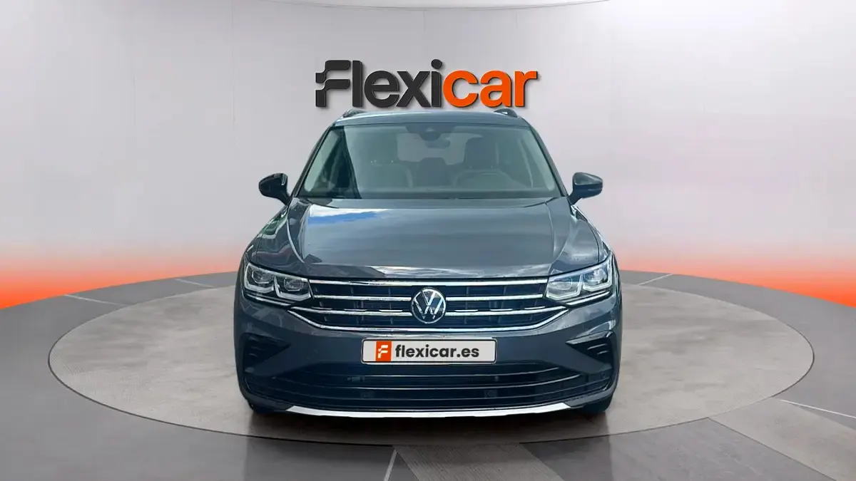Käytetty VW Tiguan Sportline 150 HP (110 kW) 2023 Harmaa Katumaasturi