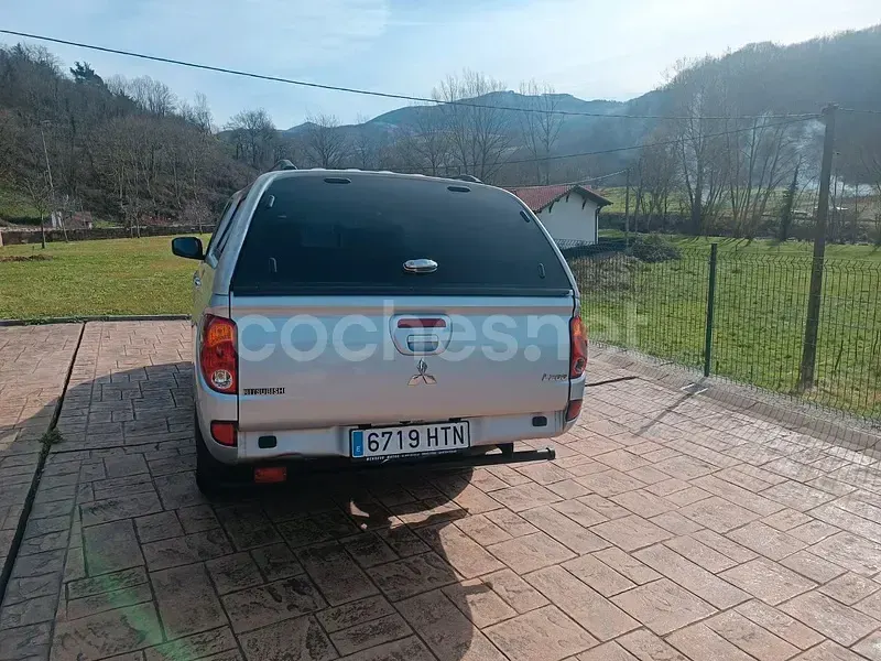 Usado Mitsubishi L200 136 CV (100 kW) 2013 Gris / plata Pickup/Camioneta
